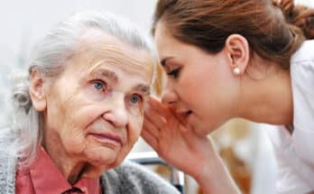 Une personne âgée atteinte de troubles auditifs